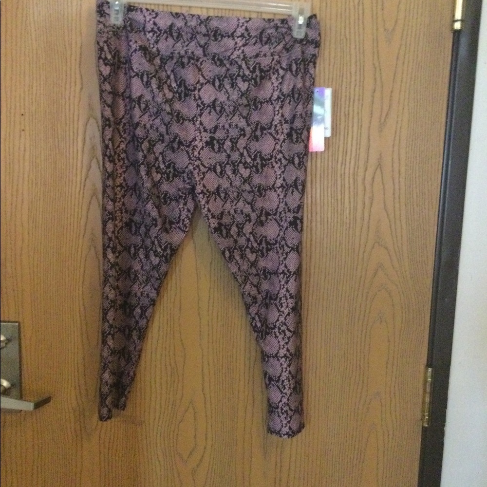 𝅺READY to go purple snakeskin capri 1x new  never worn A-14